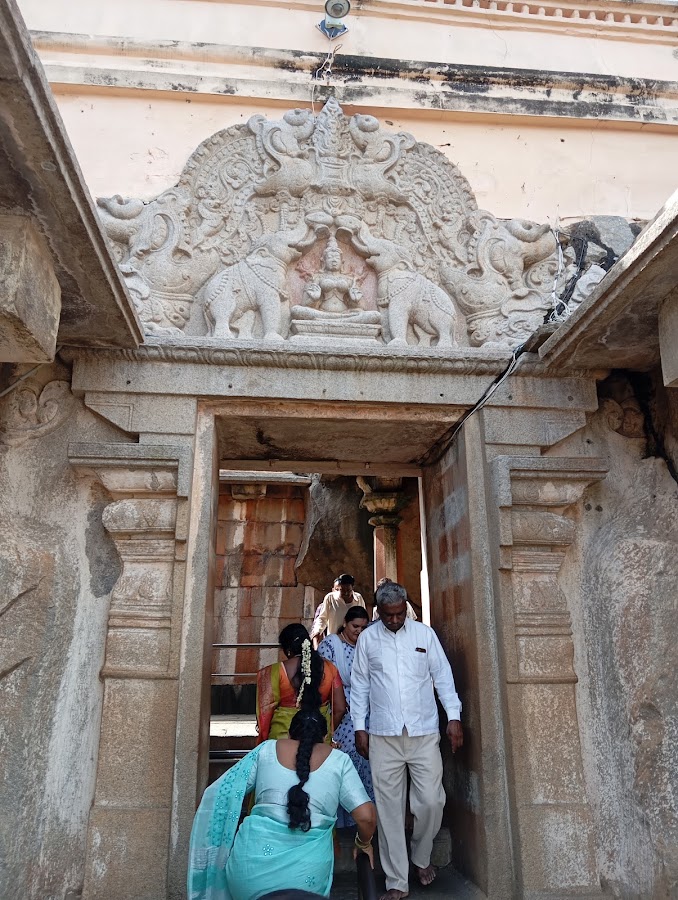 Akhanda Bagilu - Photo 2