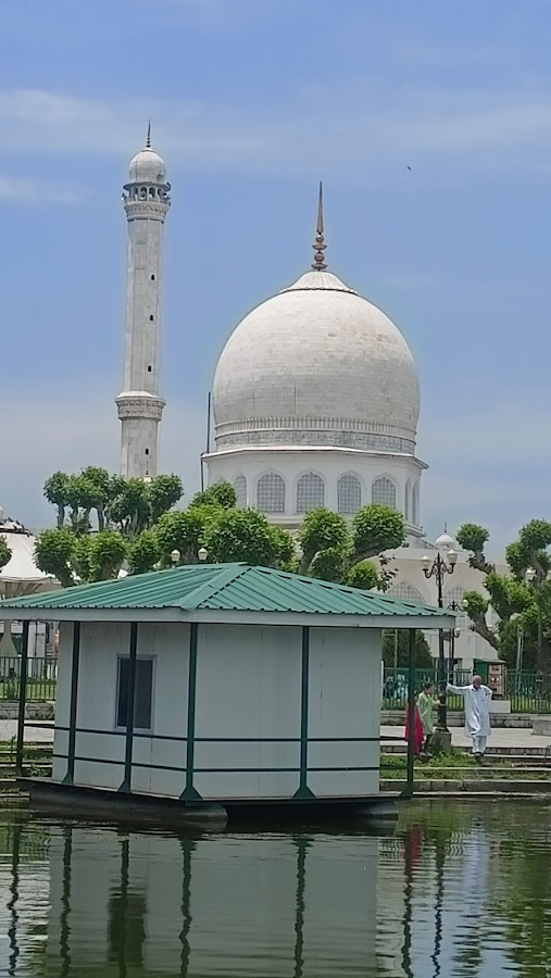 Dargah Hazratbal - Photo 2