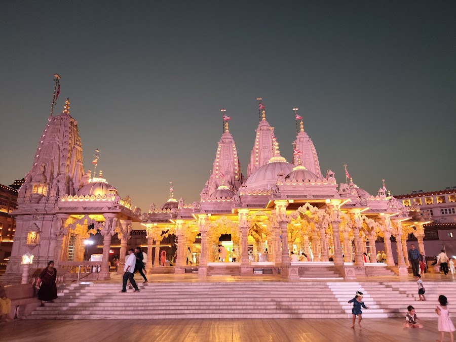 Shri Swaminarayan Temple - Photo 2
