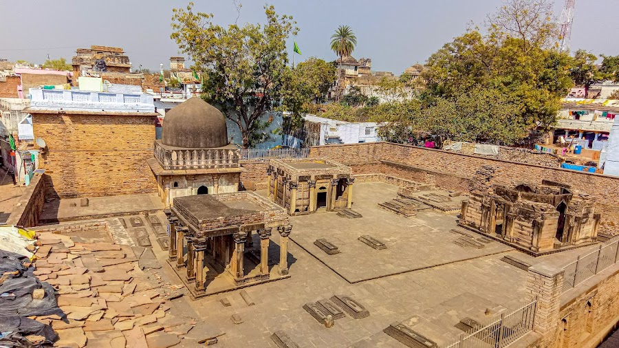 Nizammudin Auliya Family Graveyard - Photo 2