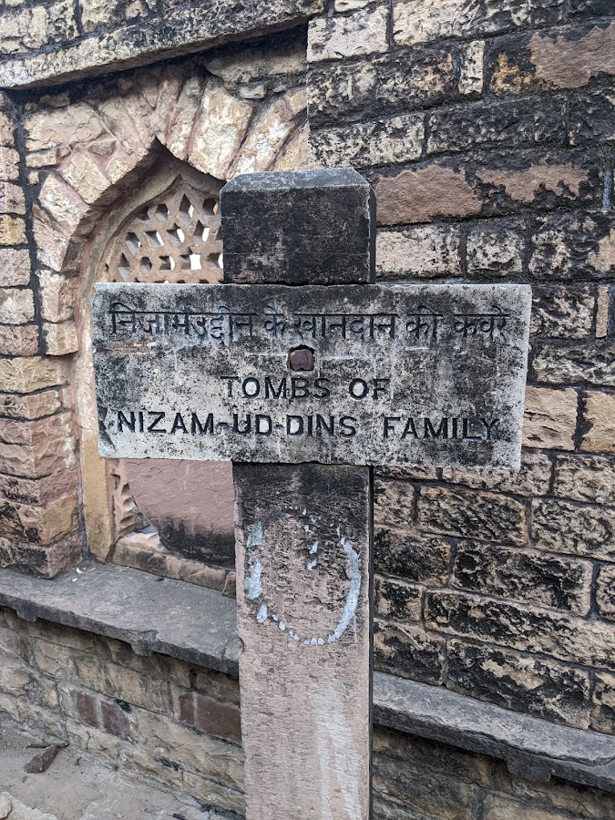 Nizammudin Auliya Family Graveyard - Photo 3