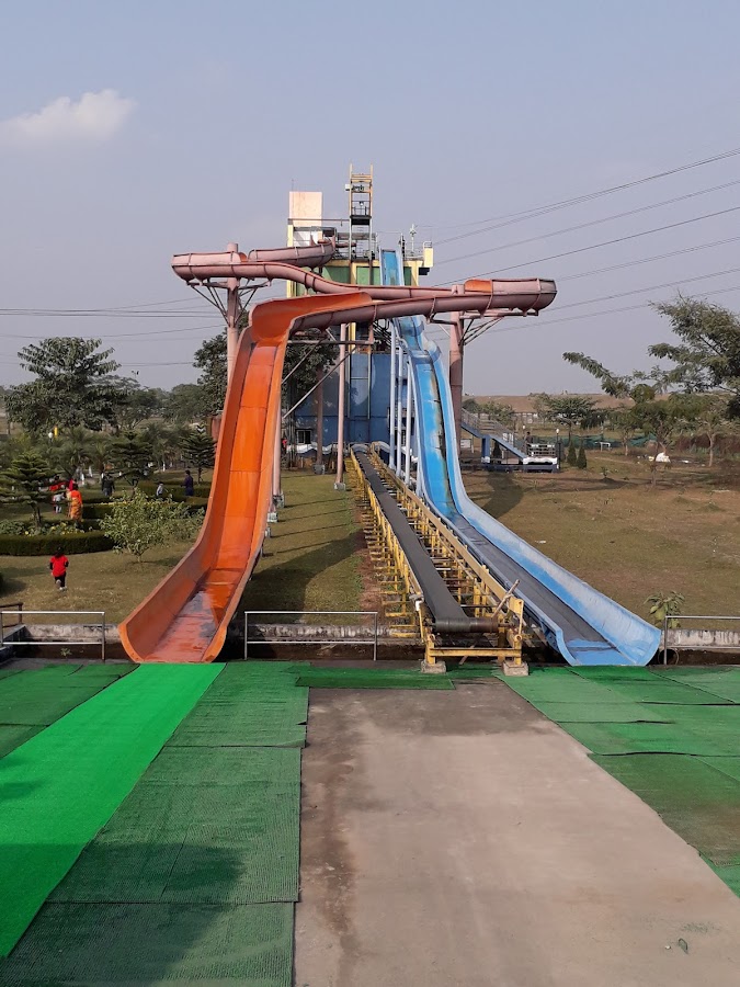 Dreamland Amusement Park - Photo 4
