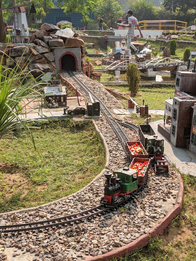 NeverEnuf Garden Railway - Photo 2