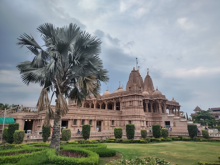 Shri Swaminarayan Temple - Photo 2
