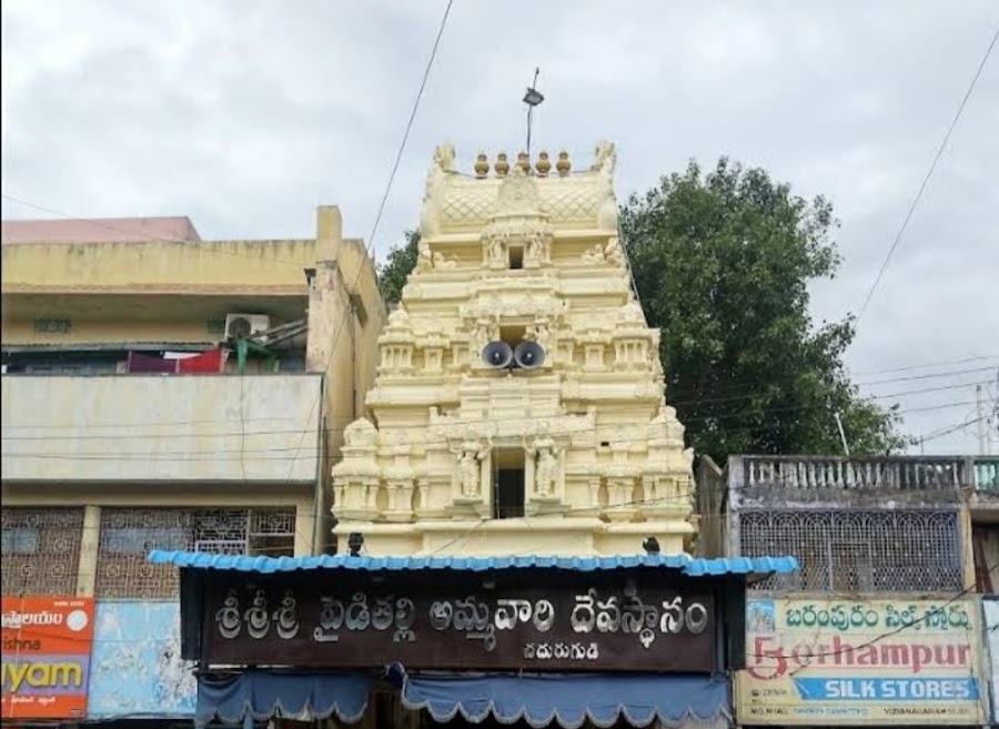 Pydithalli Ammavari Devasthanam - Photo 3