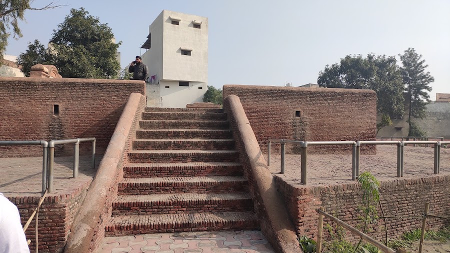 Ibrahim Lodhi's Tomb - Photo 4
