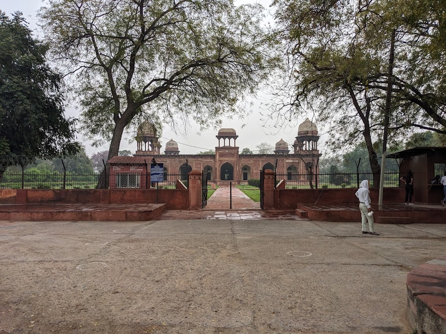 Tomb of Mariam-UZ-Zamani - Photo 2
