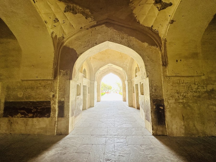 Tomb of Mariam-UZ-Zamani - Photo 3