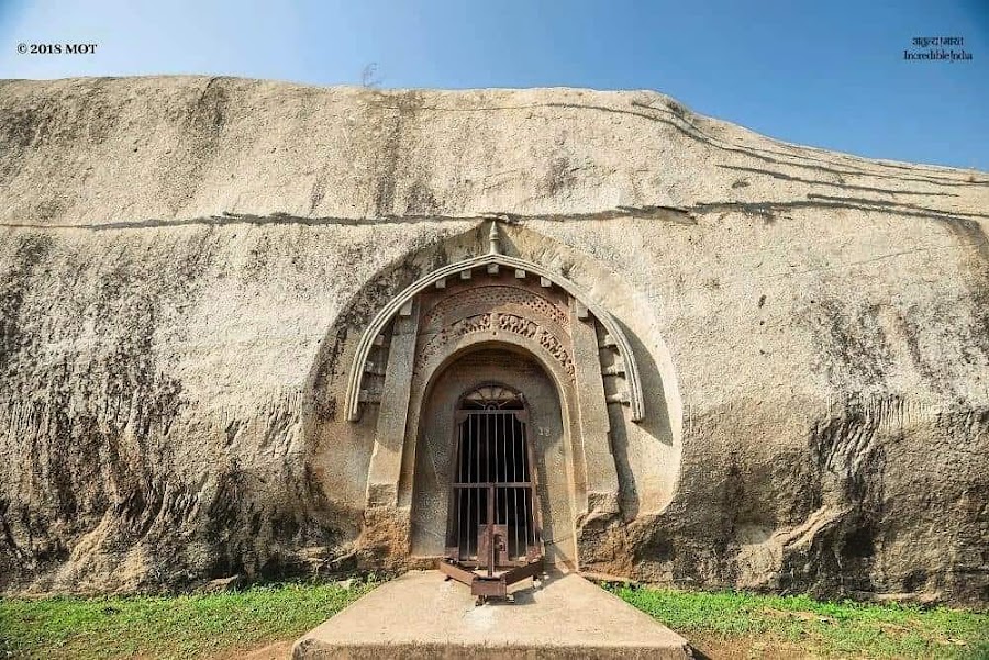 Barabar Caves - Photo 2