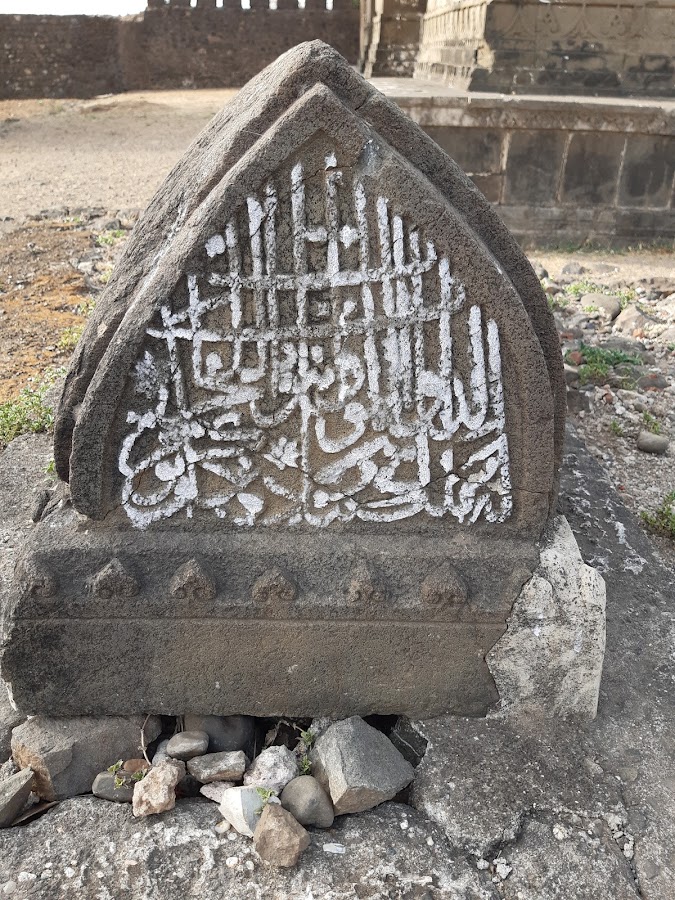 Farooqui Tombs - Photo 4