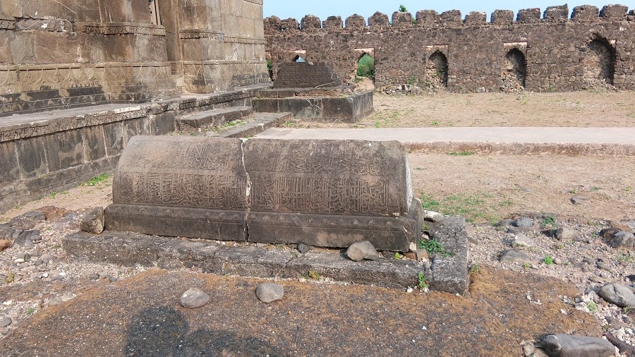 Farooqui Tombs - Photo 2